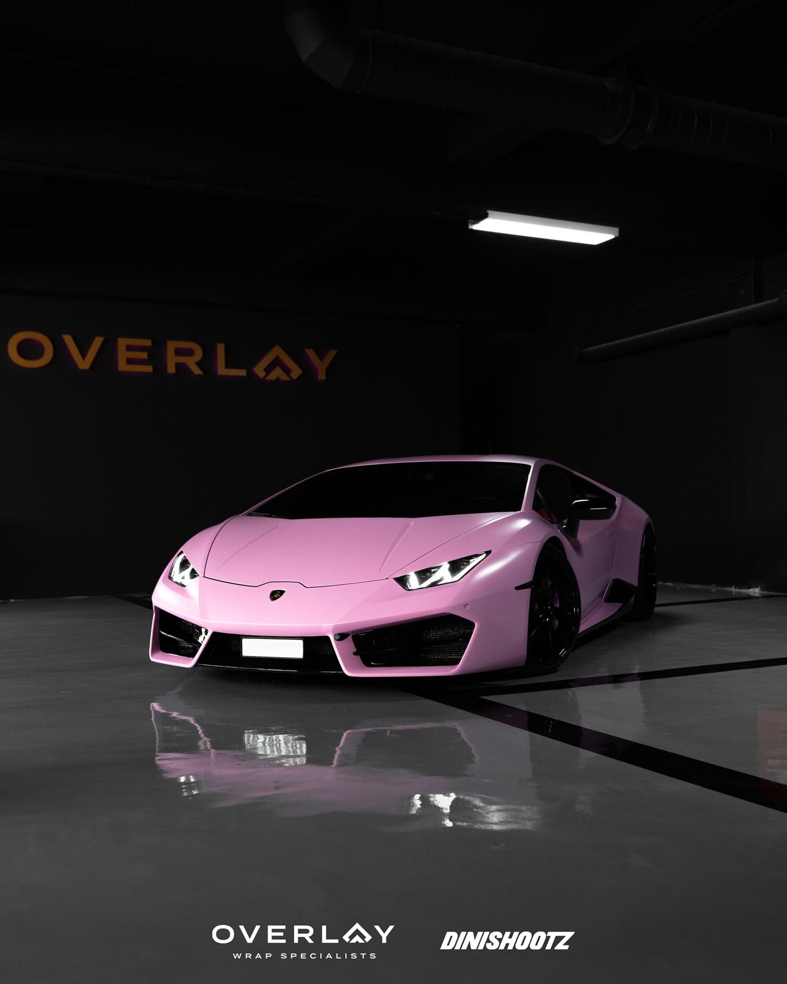 Rosa folierter Lamborghini in der Werkstatt von Overlay